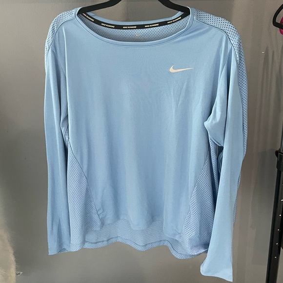 2 Nike running shirts - Picture 3 of 5